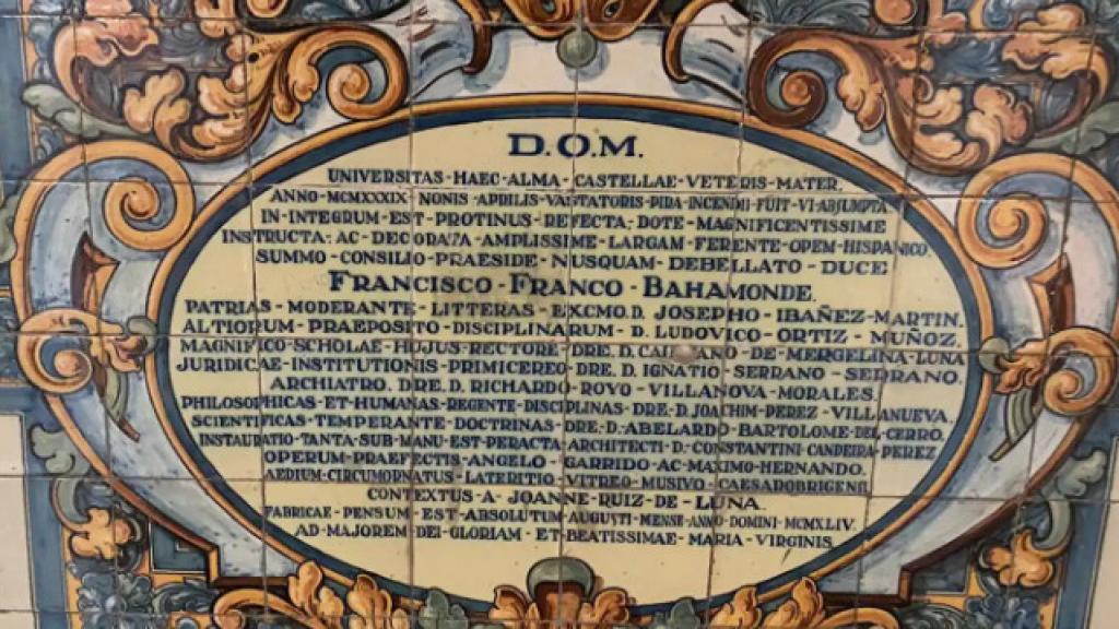 Imagen del azulejo de Francisco Franco en la Facultad de Derecho de Valladolid.