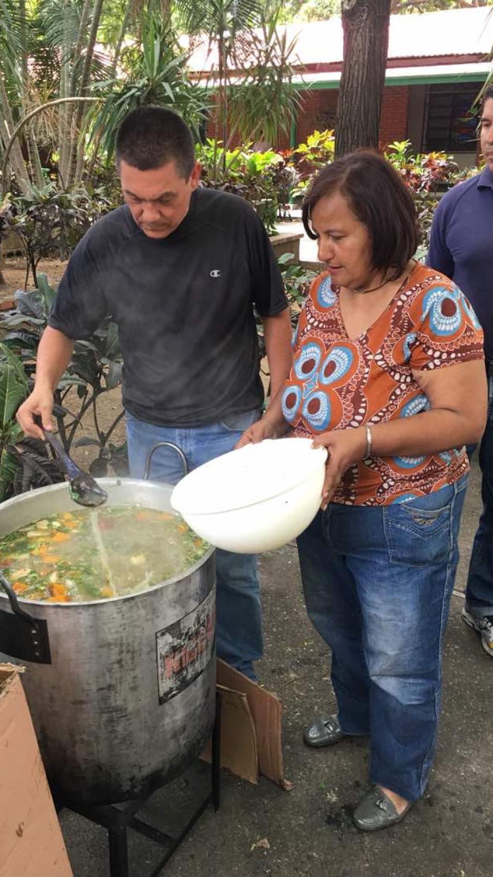 Figuera participando en un acto comunitario en Venezuela.