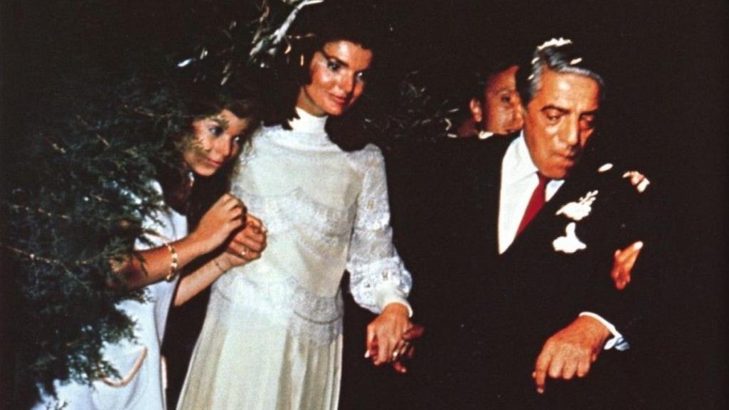 Jackie Kennedy y Onassis,  el día de su boda, junto a la hija de ella, Carolina.