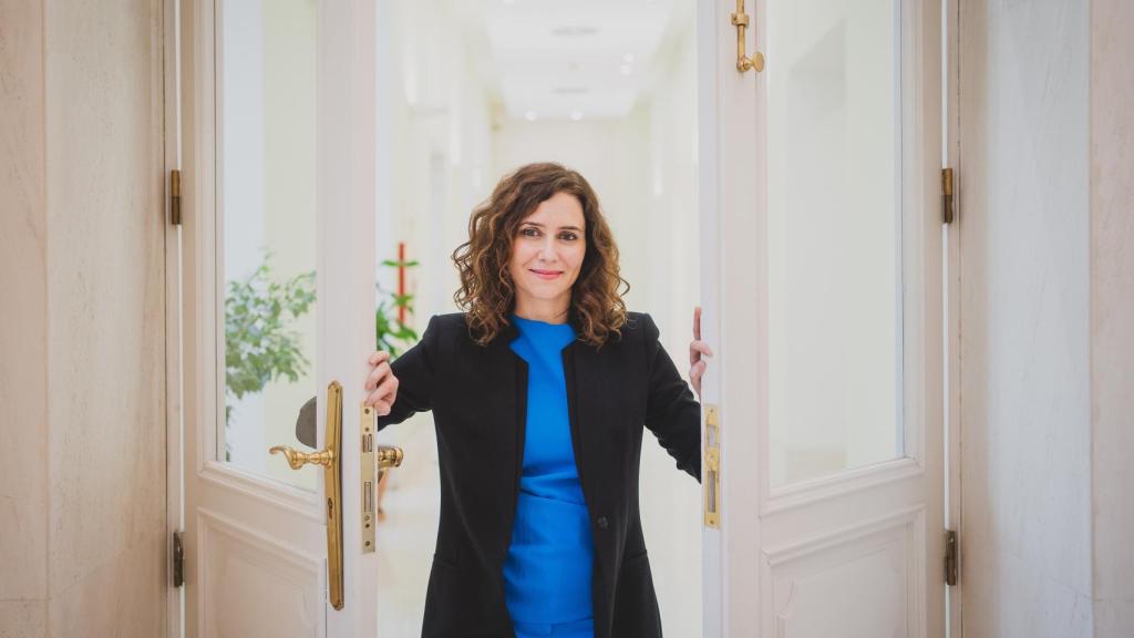 La presidenta de los populares madrileños recibe a Madrid Total en la sede regional.