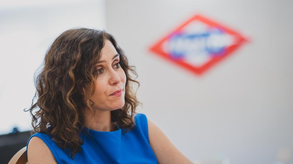 Ayuso responde a las preguntas de este diario con una señal del Metro de Madrid de fondo.