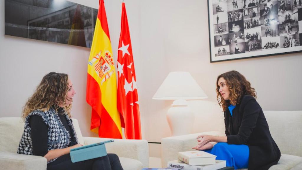 La periodista de Madrid Total, Irene Pérez, y la presidenta regional.