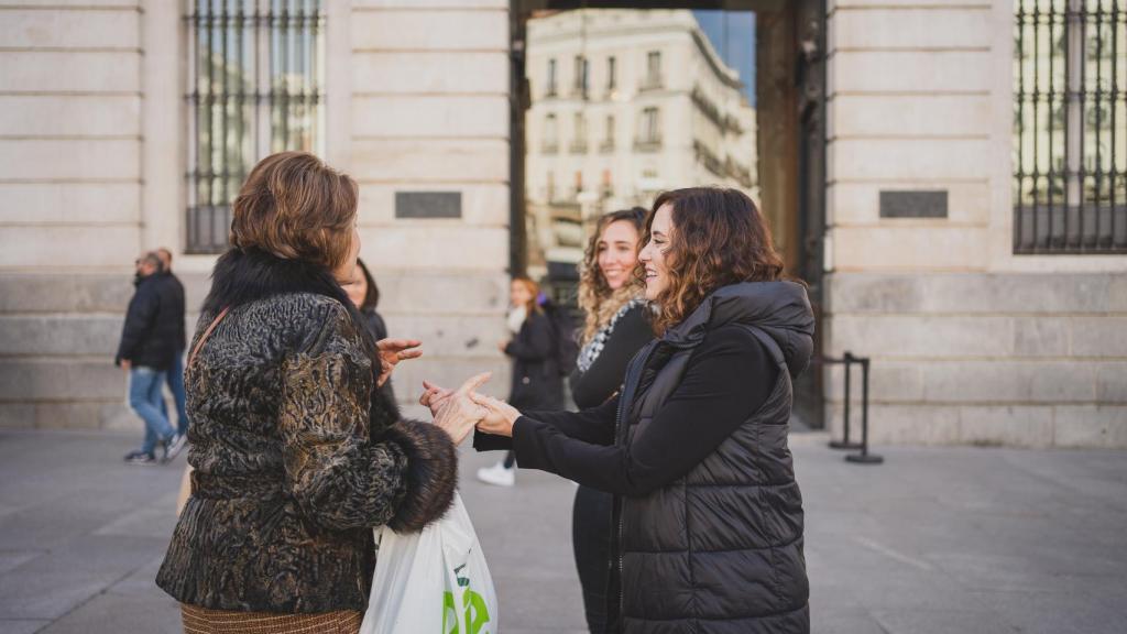 Durante su escasos cinco minutos en la calle, los madrileños quisieron acercarse a saludar a su presidenta.