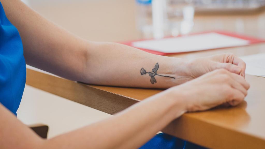 La presidenta de la Comunidad de Madrid luce un tatuaje en homenaje al grupo de Depeche Mode.