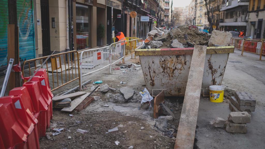 Estado actual de un tramo de acera y calzada en Ponzano.