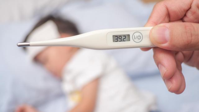 Un niño con fiebre.