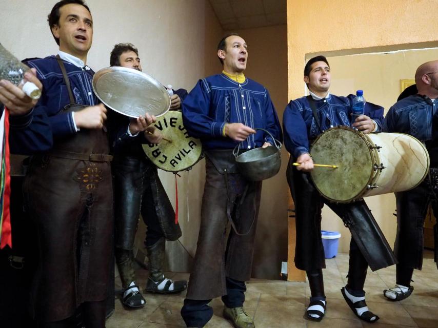 Imagen de la agrupación musical de Casavieja participando en la tradicional zambombada.
