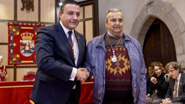 Juan Manuel López Gutiérrez junto al presidente del PP de Ávila, Carlos García