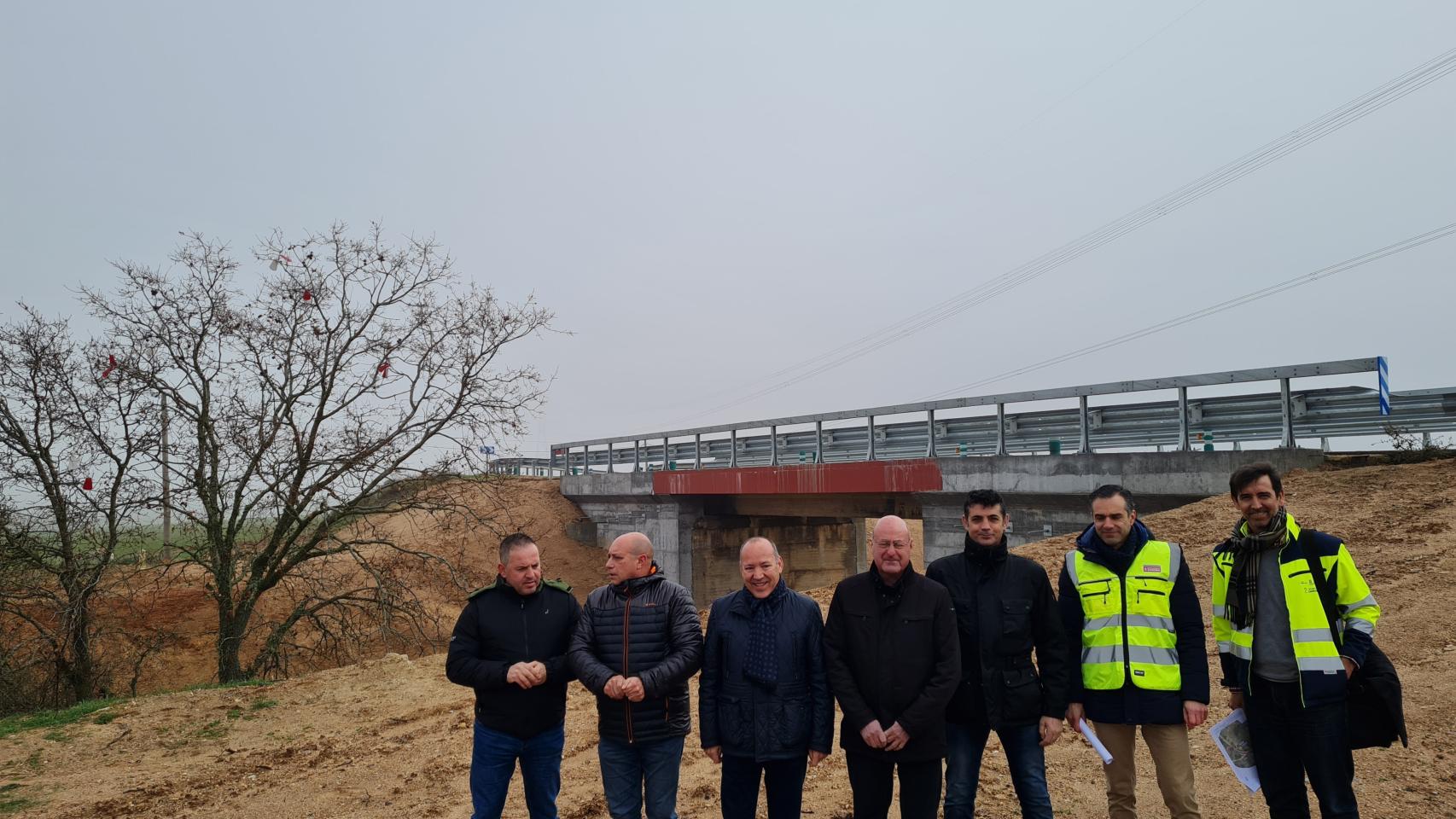 El vicepresidente primero de la Diputación de Zamora y diputado de Carreteras, José María Barrios, visita las obras en el puente de La Hiniesta