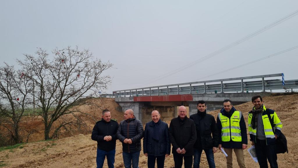 El vicepresidente primero de la Diputación de Zamora y diputado de Carreteras, José María Barrios, visita las obras en el puente de La Hiniesta