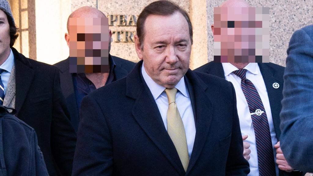 El afamado actor Kevin Spacey saliendo de los juzgados en Nueva York, en octubre de 2022.