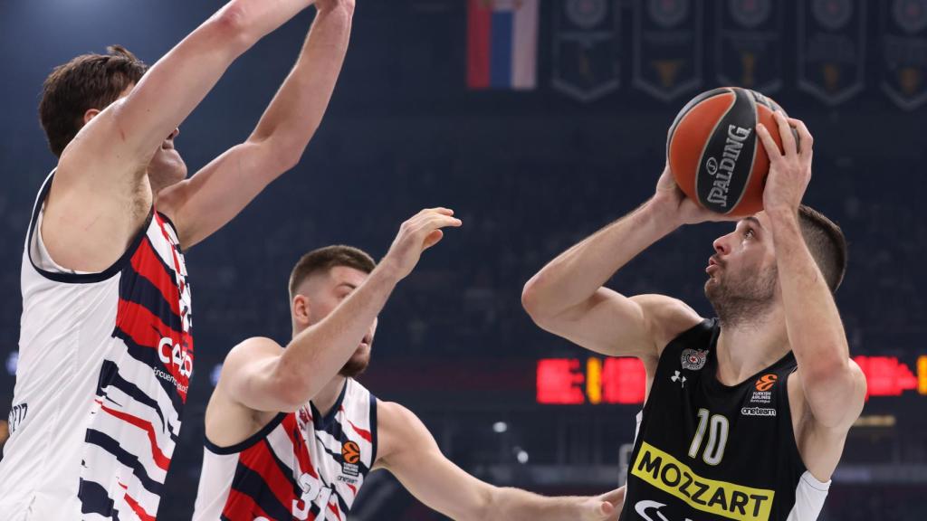 Giedraitis defiende una jugada con el Baskonia.