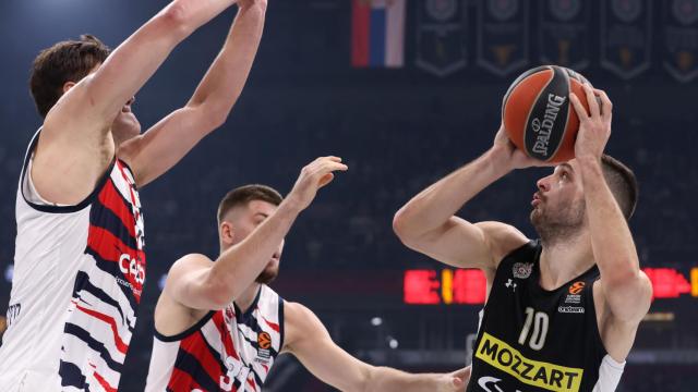 Giedraitis defiende una jugada con el Baskonia.