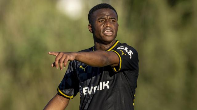 Youssoufa Moukoko durante un partido amistoso del Borussia Dortmund