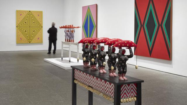 Vista de la exposición de Margarita Azurdia. En primer término, 'Las cargadoras de plátanos rojos', 1971-74