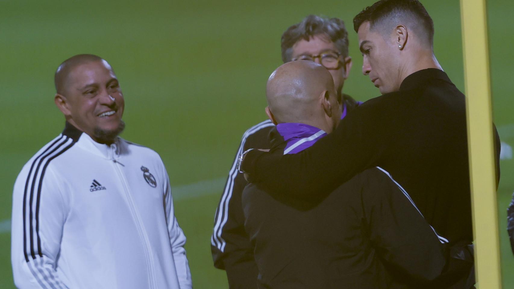 Cristiano Ronaldo charla con Roberto Carlos duramente el entrenamiento del Real Madrid.