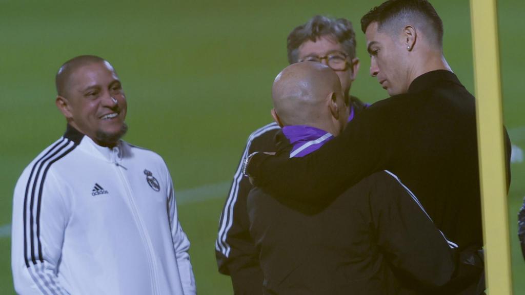 Cristiano Ronaldo charla con Roberto Carlos duramente el entrenamiento del Real Madrid.