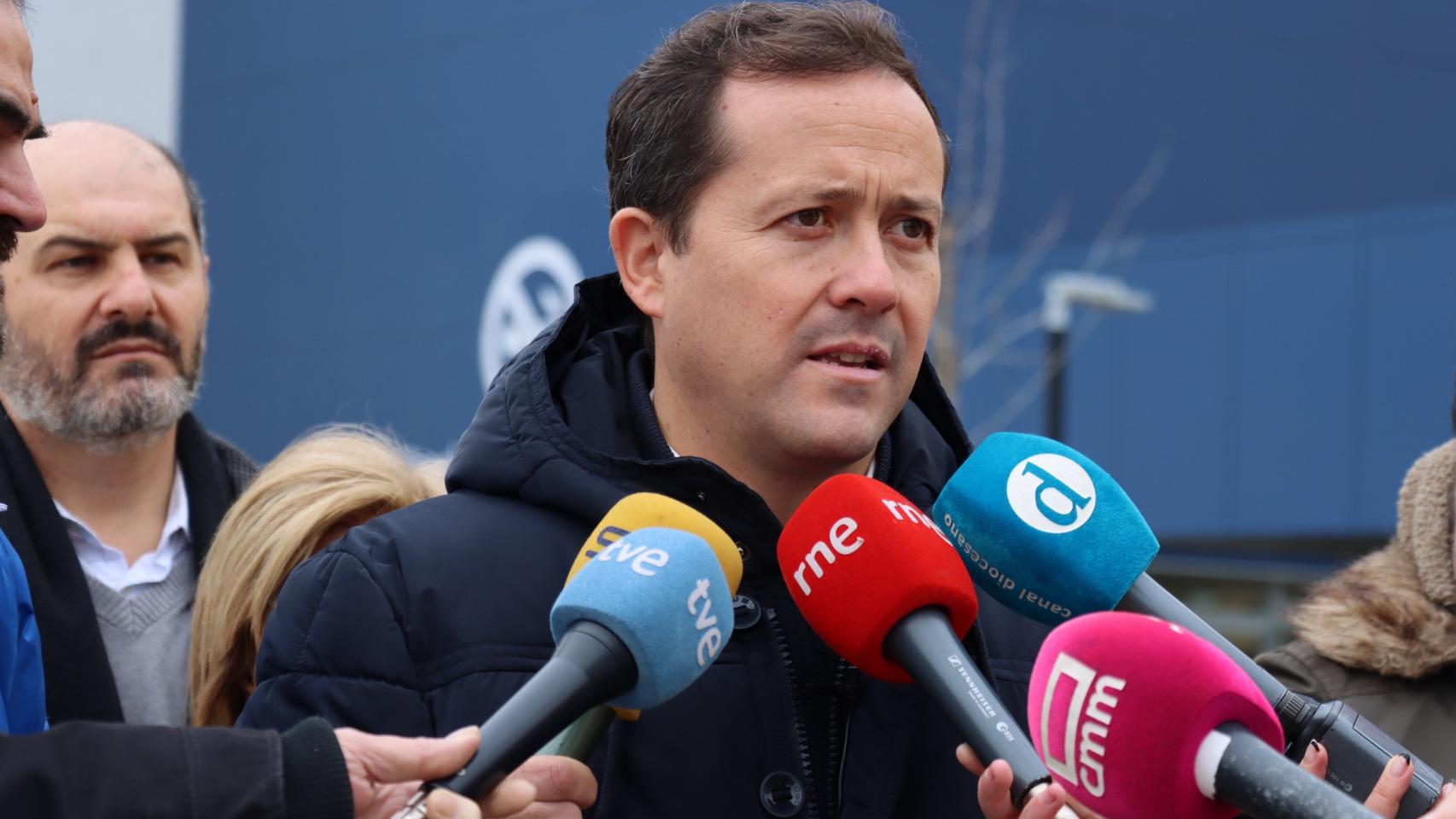 Carlos Velázquez, presidente del PP de Toledo, a las puertas del Hospital Universitario de la ciudad.