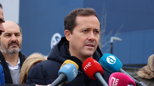 Carlos Velázquez, presidente del PP de Toledo, a las puertas del Hospital Universitario de la ciudad.