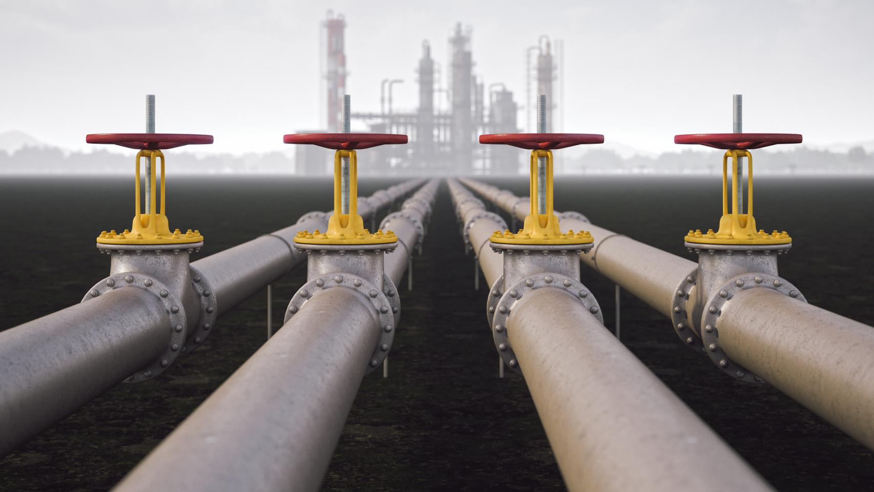Los oleoductos de una refinería en activo.