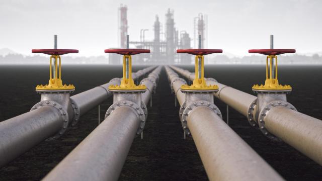Los oleoductos de una refinería en activo.