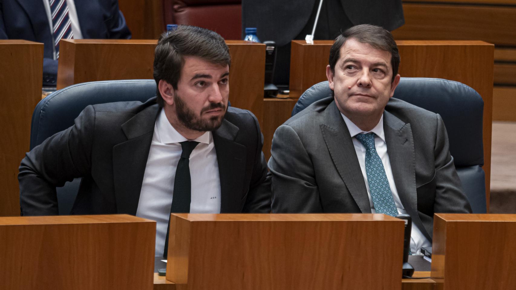 Alfonso Fernández Mañueco, presidente de Castilla y León, junto a Juan García Gallardo (VOX).