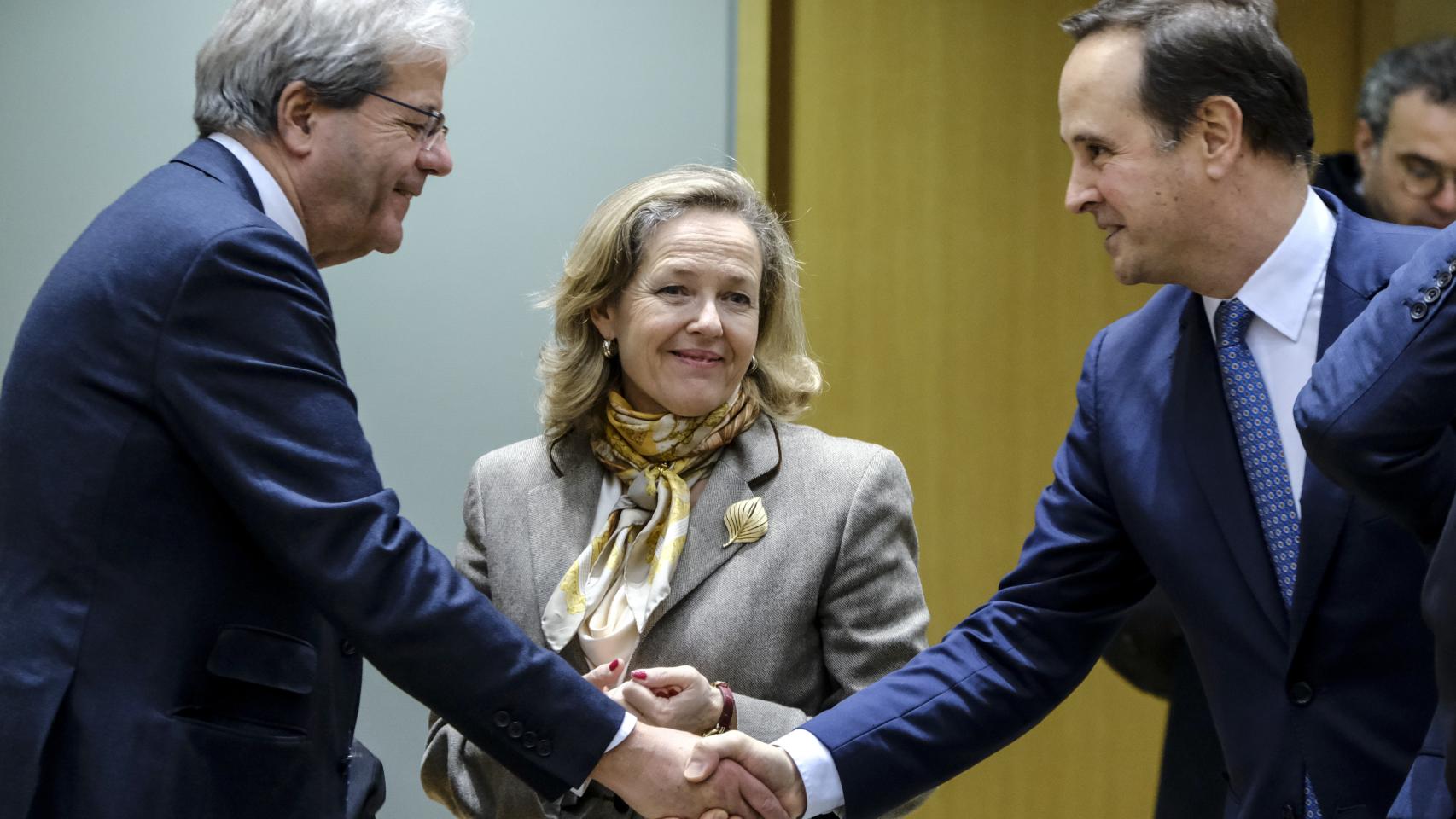 El comisario Paolo Gentiloni, la vicepresidenta Nadia Calviño y el ministro portugués Fernando Medina, durante el anterior Eurogrupo de diciembre