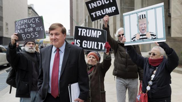 Allen Weisselberg, es seguido por manifestantes