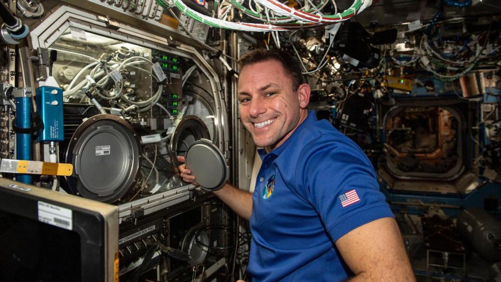El astronauta John Cassada realizando experimentos en la ISS