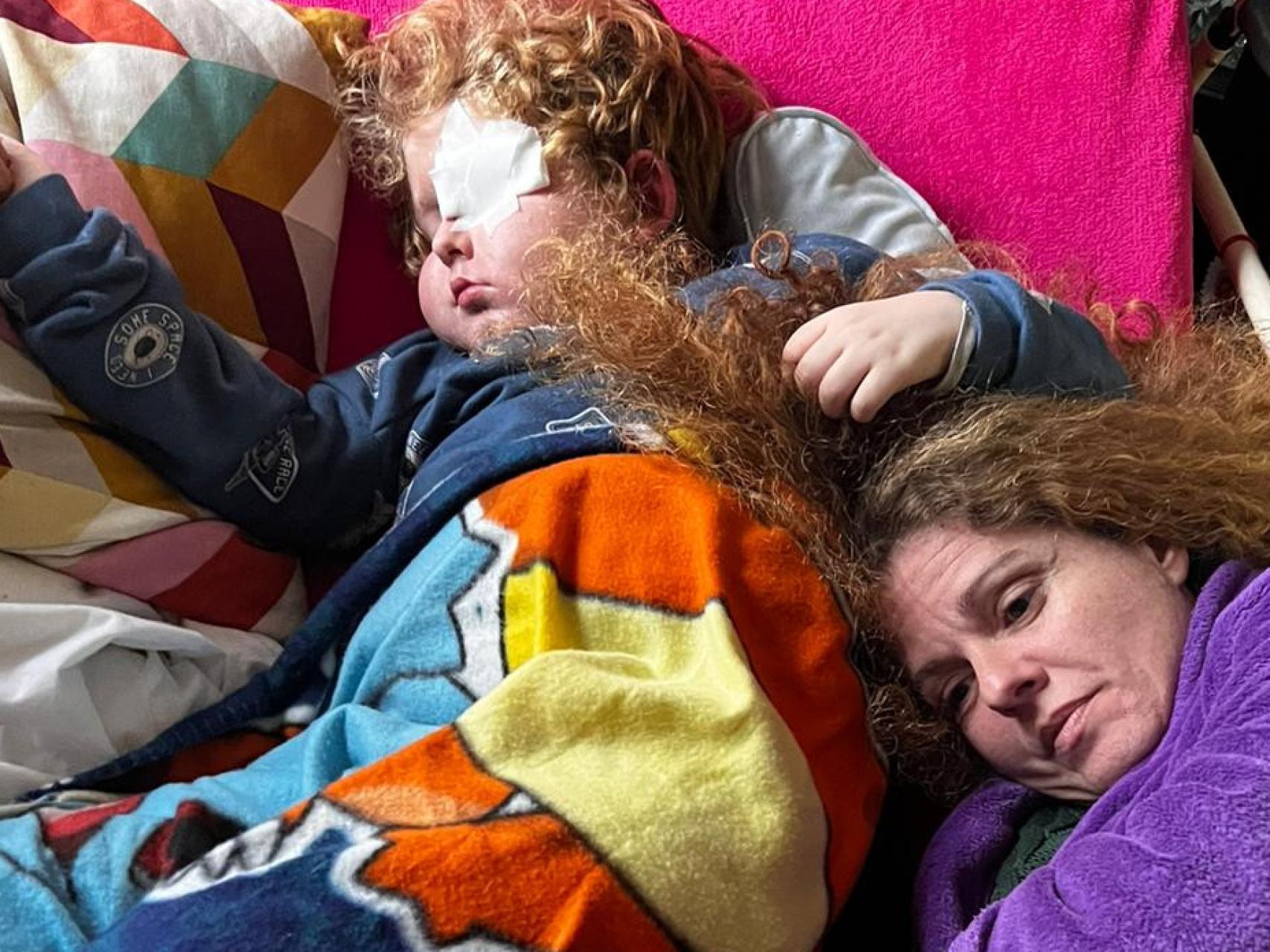 Isabel Muelas, acostada junto a su hijo, Martín, en su casa de Molina de Segura.