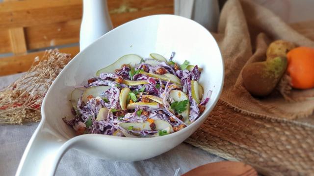 Ensalada de lombarda o achicoria roja, nueces y pera para combatir los excesos navideños