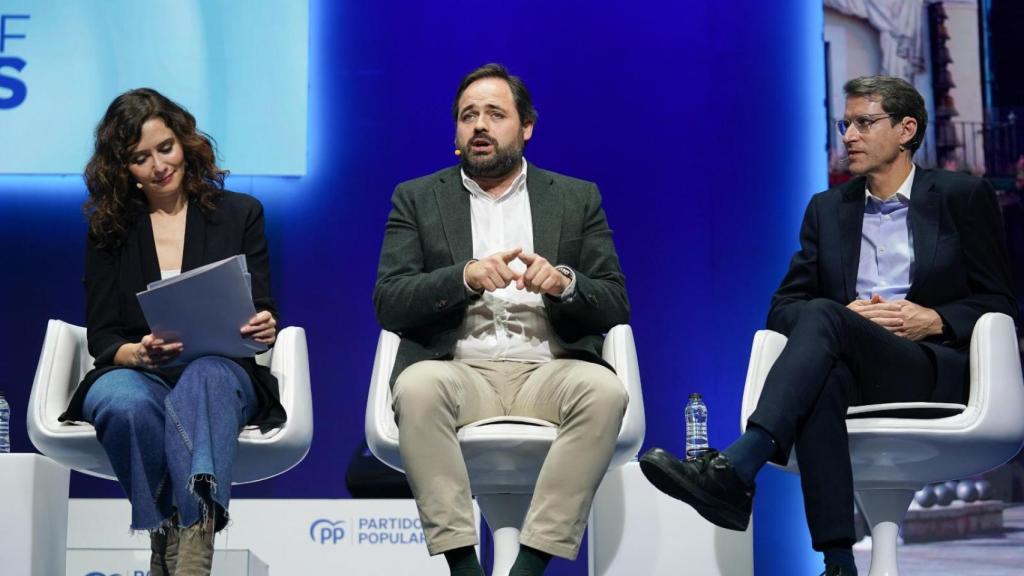 Paco Núñez, en el centro, durante su intervención.