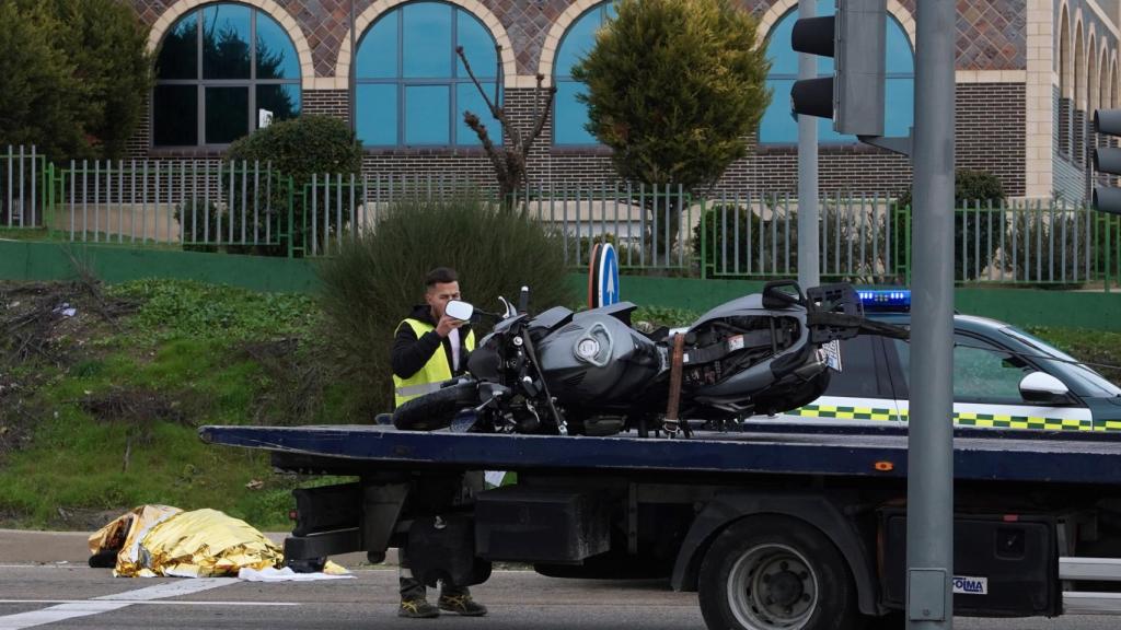 Una grúa se lleva la moto accidentada