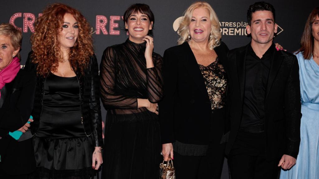 La actriz, con los protagonistas de la serie y su hija, Sofía.