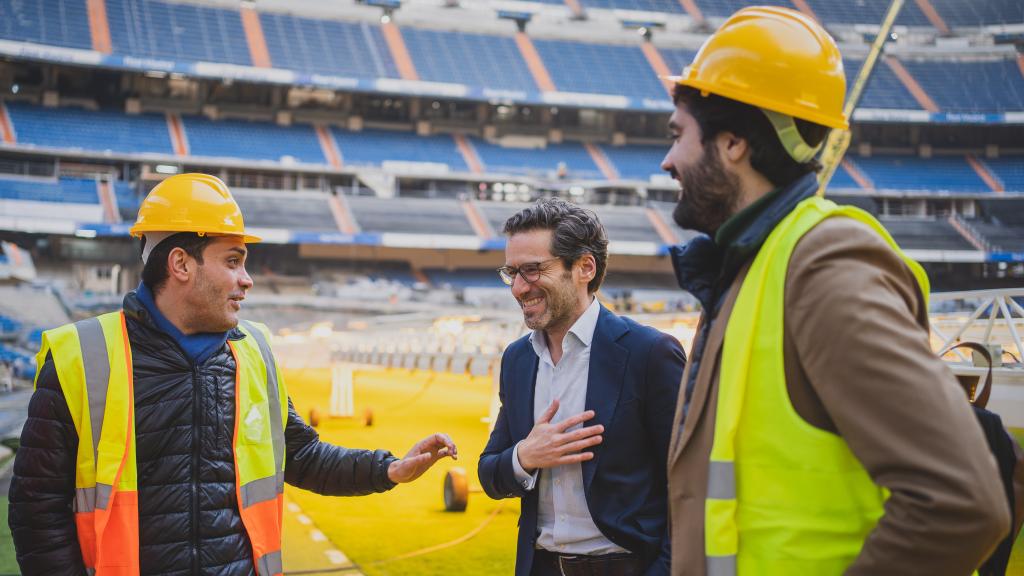 El político vasco conversa con el jefe de Deportes de EL ESPAÑOL, Jorge Calabrés, y Daniel Ramírez.
