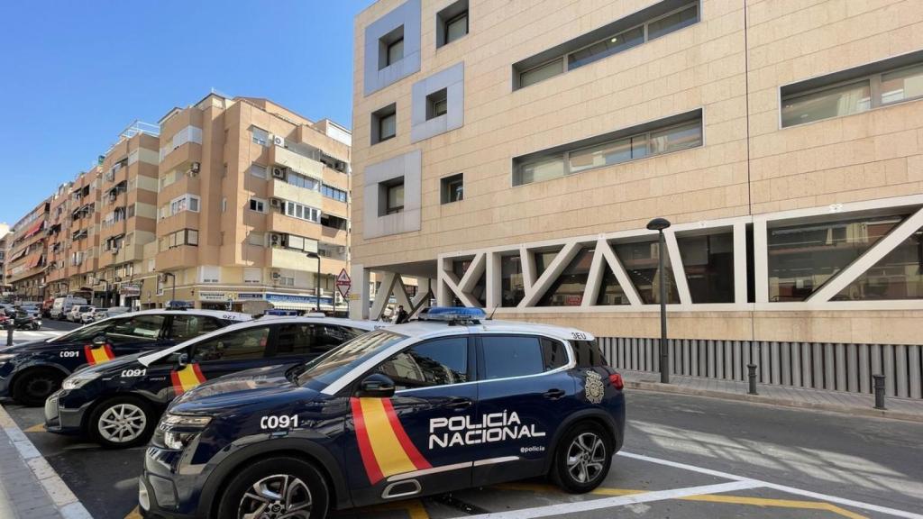 La Policía Nacional, en la imagen la comisaría provincial, arresta a cuatro personas acusadas de amenazas.