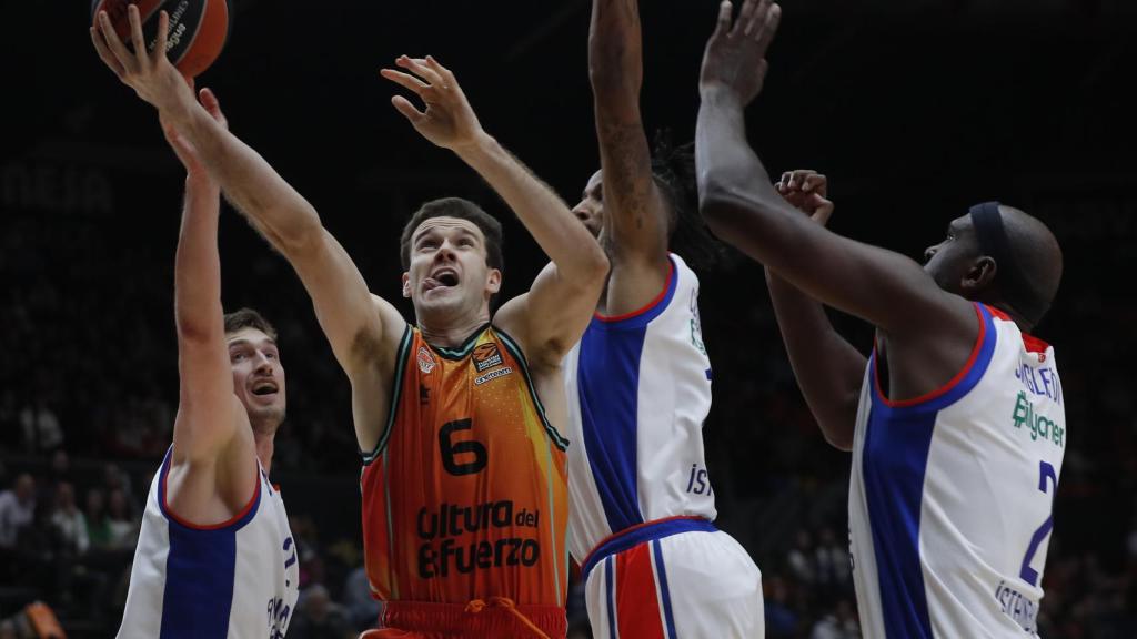 López-Arostegui anota una canasta.