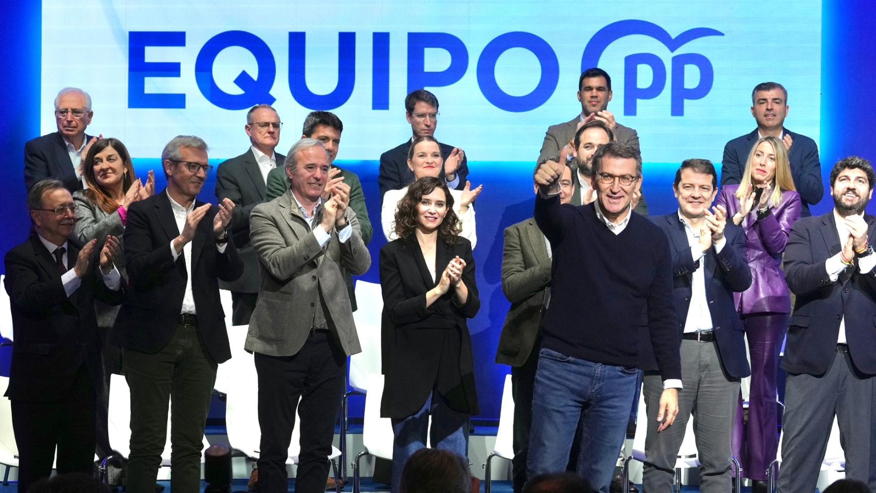 Alberto Núñez Feijóo, líder del PP, junto a los doce candidatos de su partido a las autonómicas.