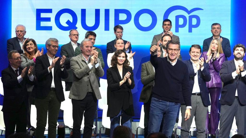 Alberto Núñez Feijóo, líder del PP, junto a los doce candidatos de su partido a las autonómicas.