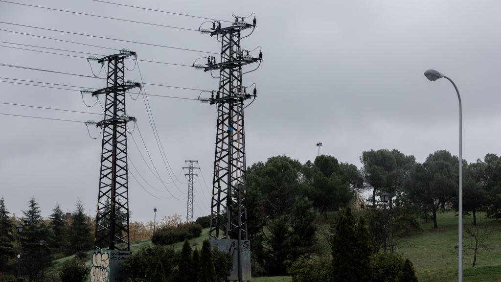 Vista de dos torre de alta tensión