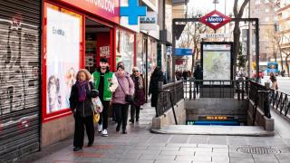 La boca del metro de Estrecho, en la calle Bravo Murillo, que dificulta el paso de peatones.