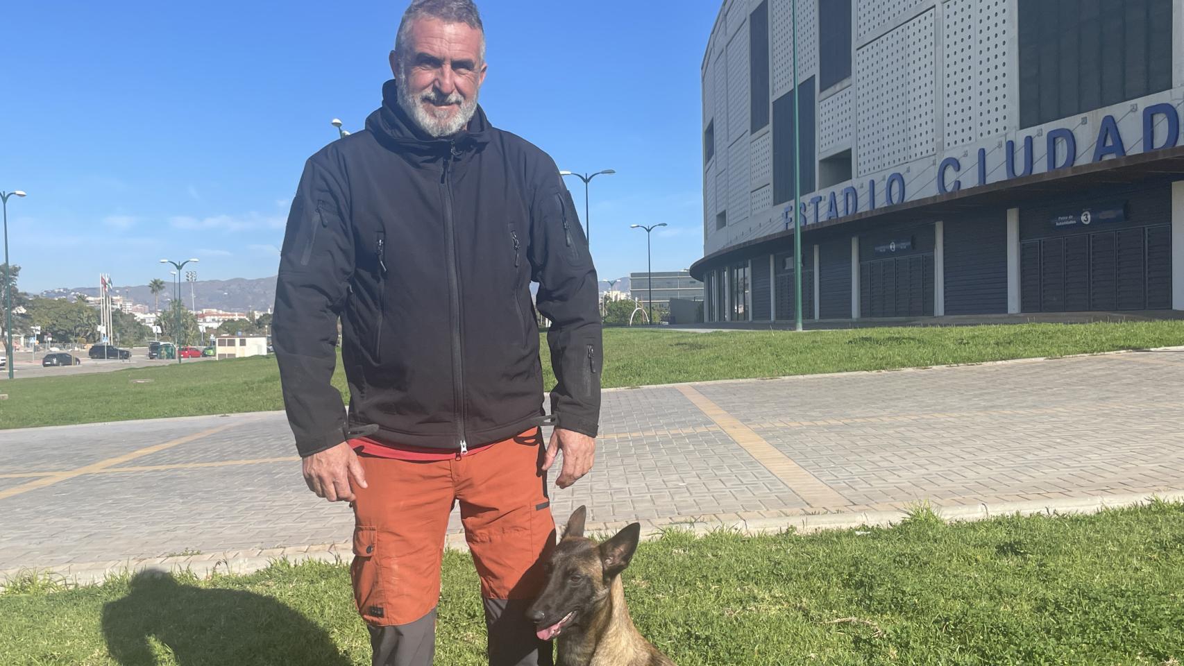 Manuel Escalona con Mora, su perrita de búsqueda y detección.