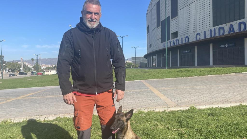 Manuel Escalona con Mora, su perrita de búsqueda y detección.