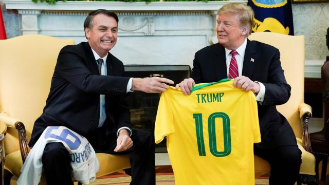 Jair Bolsonaro, expresidente de Brasil, entregando la camiseta de la selección de fútbol a Donald Trump en 2019.