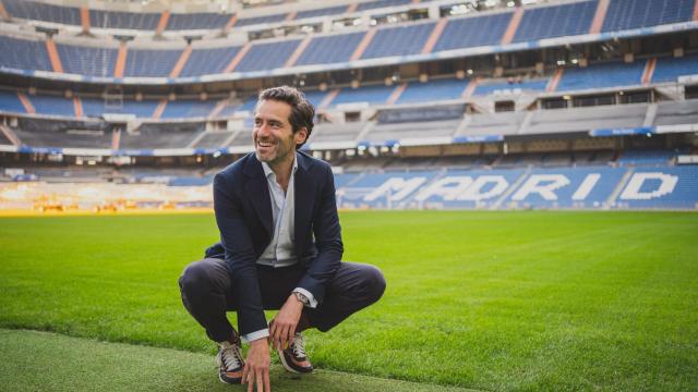 Borja Sémper, nuevo portavoz del PP, en el césped del Santiago Bernabéu.