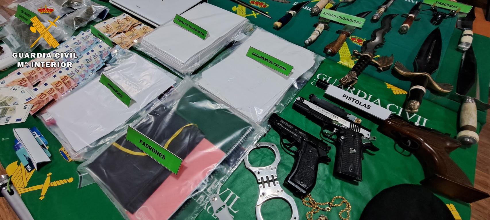 Algunos de los efectos incautados. Foto: Guardia Civil.