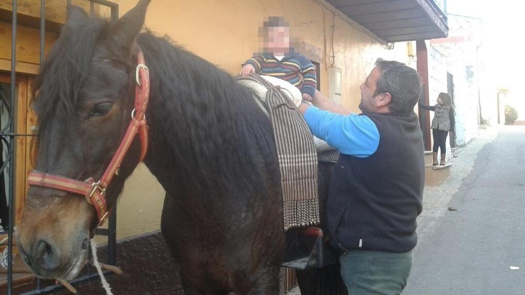 El marido de Juani, Sergio, junto a su hijo en una foto familiar.