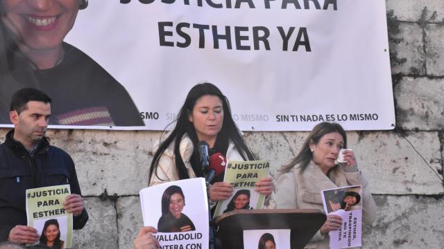 Inés López, la hermana de Esther López, en el acto celebrado en Valladolid, junto al alcalde de Traspinedo, Javier Fernández, y la madre de Marta Calvo, Marisol Burón.