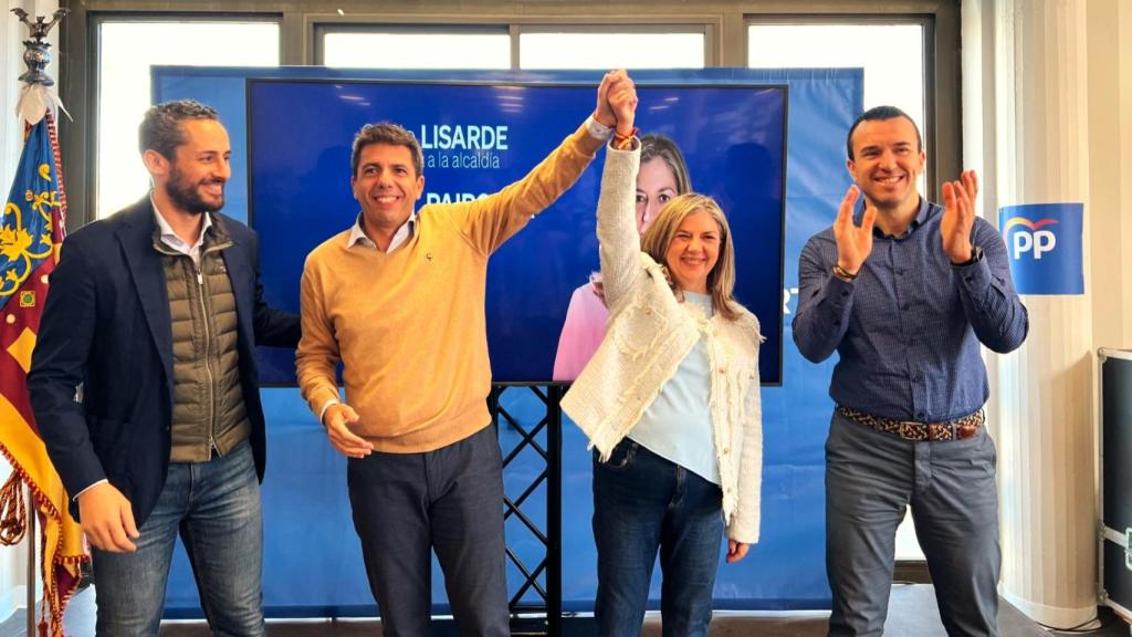 Carlos Mazón este domingo con Chelo Lisarte, la candidata por el PP en Paiporta.