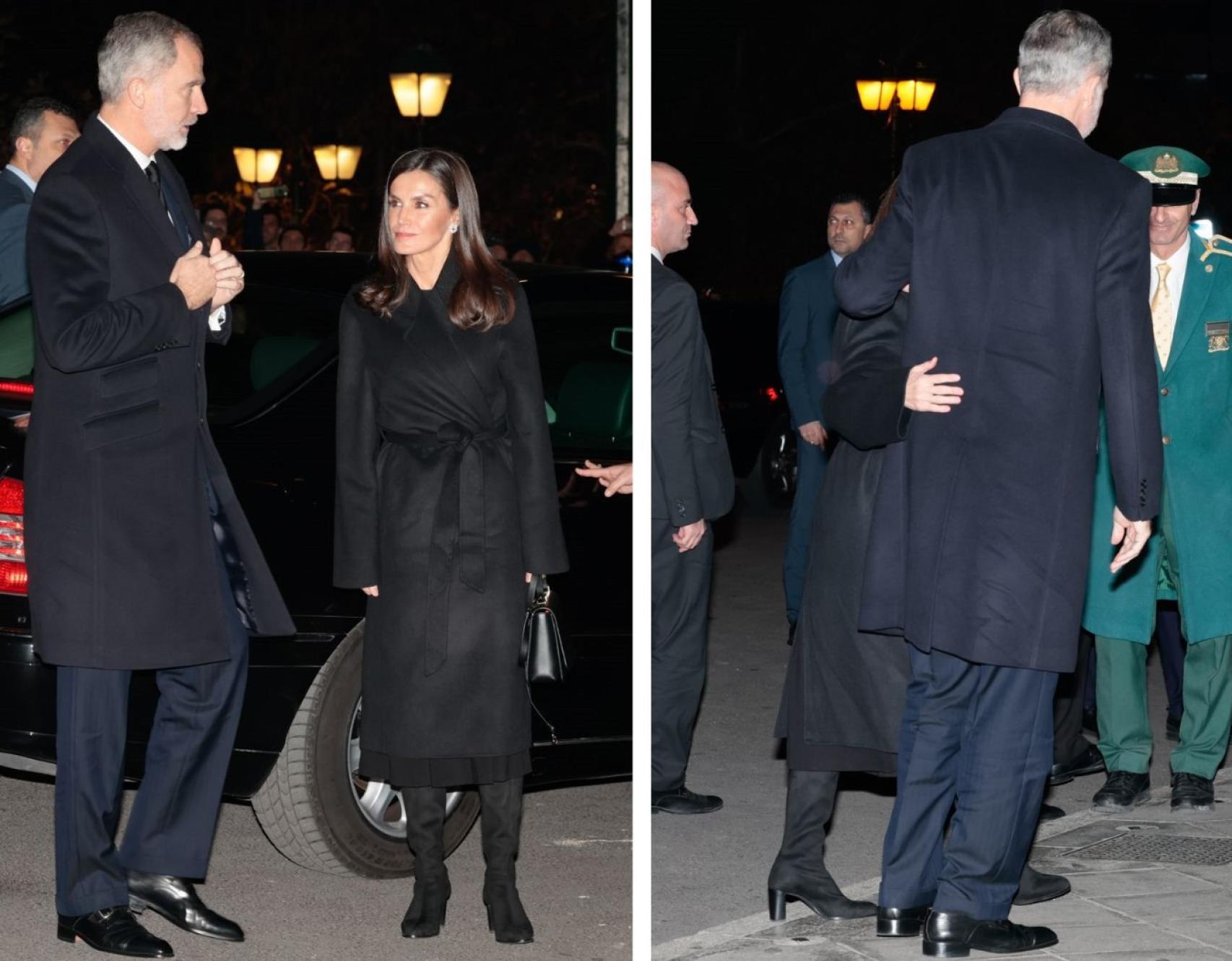 Felipe y Letizia, de negro y muy cariñosos.